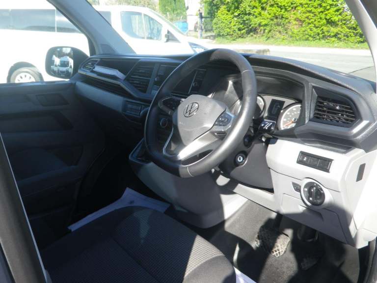 VOLKSWAGEN TRANSPORTER 2.0 TDI T32 Kombi Startline DSG Auto with VW Towbar in