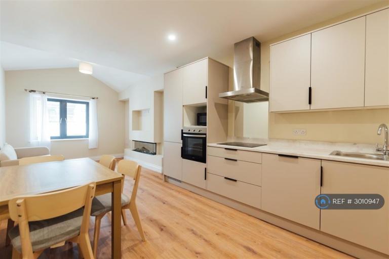2 bedroom flat in Lower Crescent, Belfast, BT7 (2 bed) (#3010947)