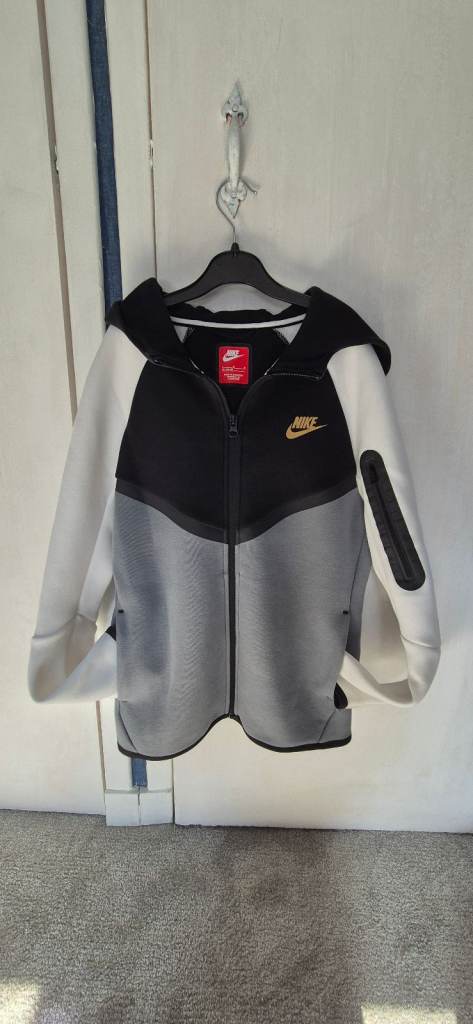 NIKE Boys Jogging Suit. Ages 12-13 yrs