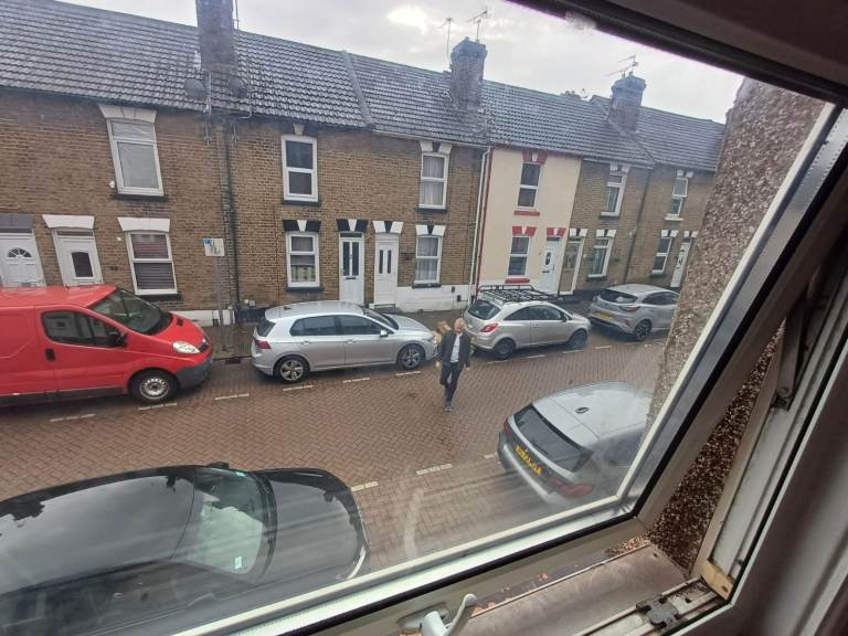 Double room to rent near the Train station and Medway Hospital 