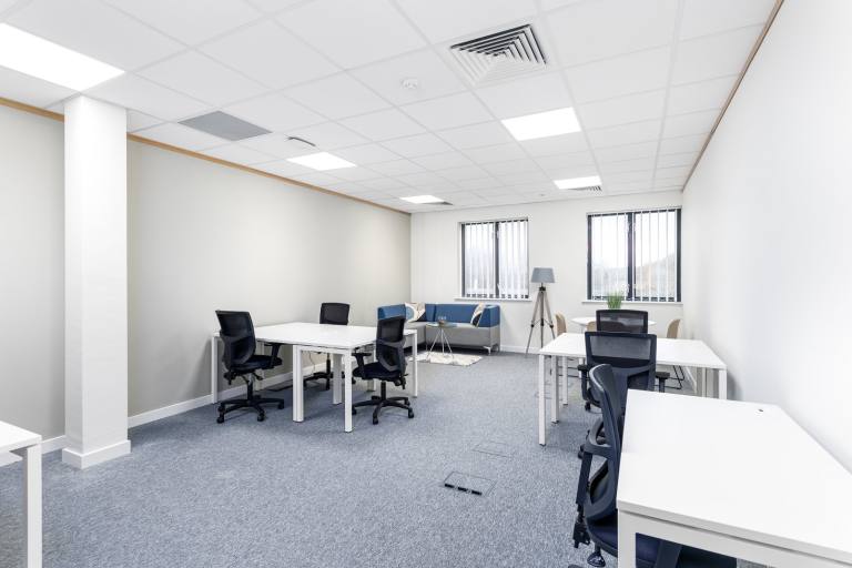 Lincoln - LN6 7YT \ Ready-to-Use Office Space with 5 Desks