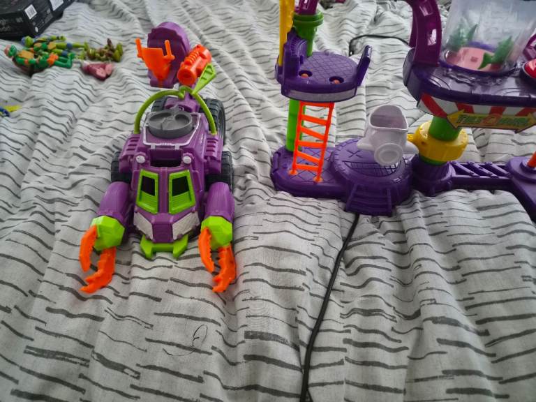 Joker imaginext playset and 2 cars 