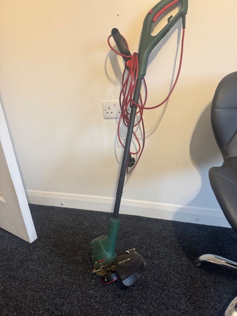 Bosch Electric Grass Trimmer EasyGrassCut 26 (280 Watt, Cutting Diameter 26 cm