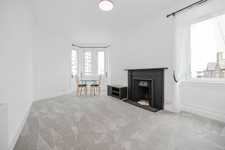 Desirable, 2 bedroom, 3rd floor flat near the Shore – available June