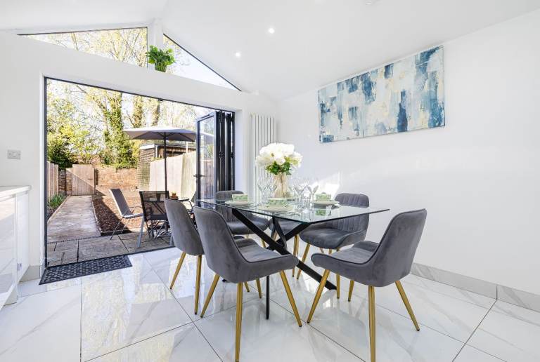 Flexible Short & Mid-Term Home - Stunning 3 bedroom 2 bed house in central Windsor 