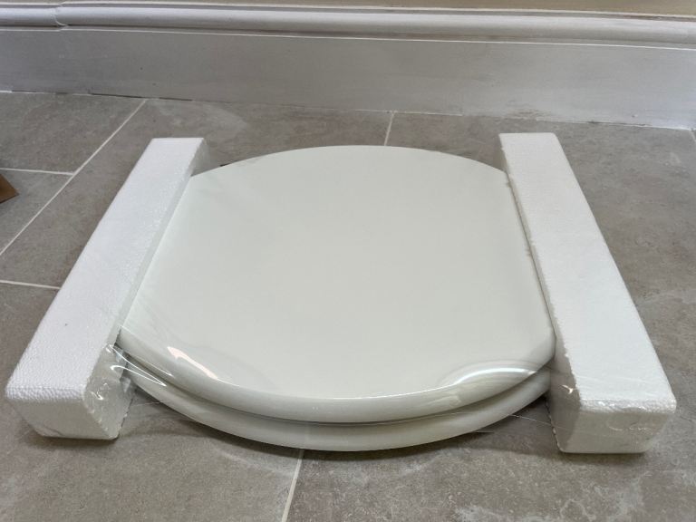 New Chatsworth White Toilet Seat - Still Boxed