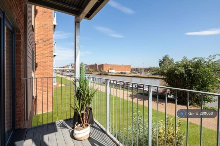 2 bedroom flat in Hobbs Way, Gloucester, GL2 (2 bed) (#2811058)