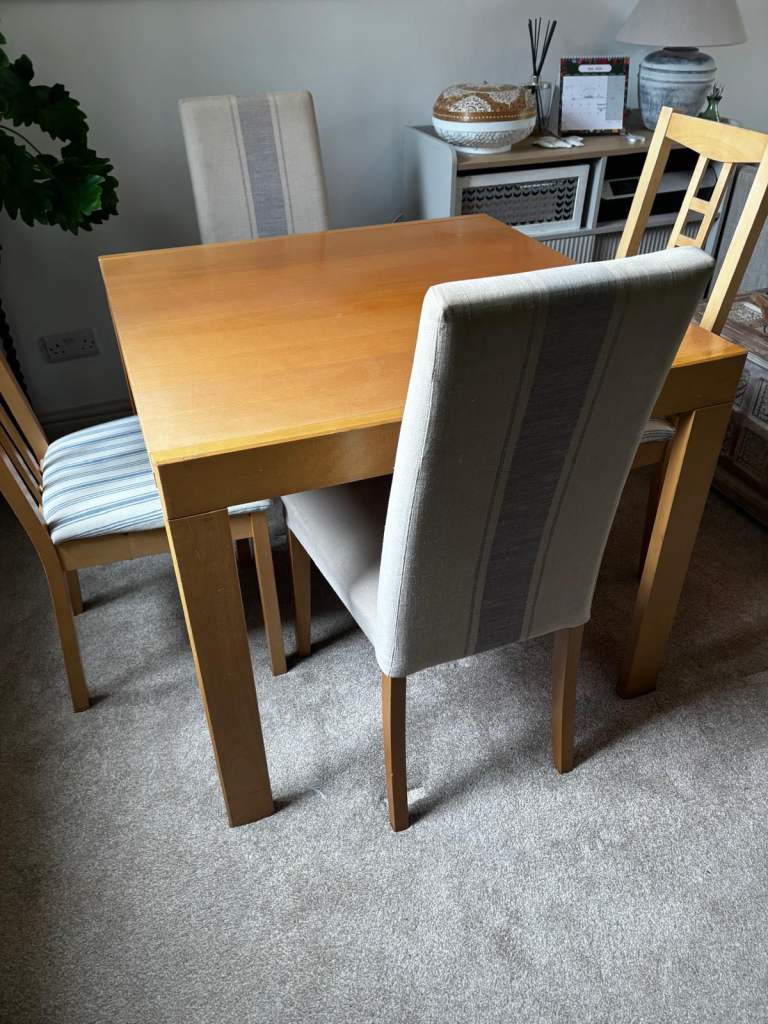 Extending dining table 