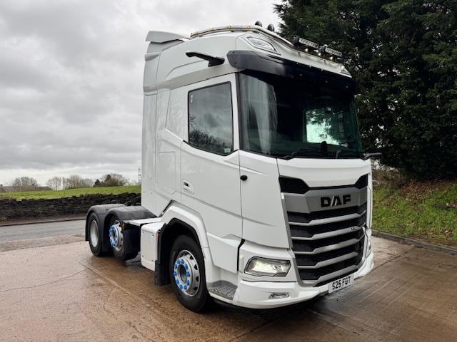 2023 73 DAF XF 460 E6 6x2 tractor unit, light bars, air horn, microwave, fridge 