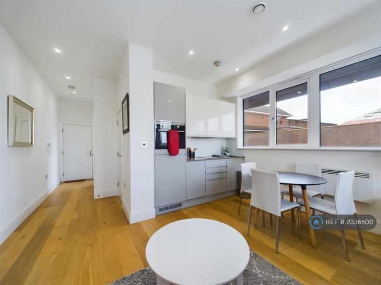 1 bedroom flat in Craneshaw House, Hounslow, TW3 (1 bed) (#2336500)