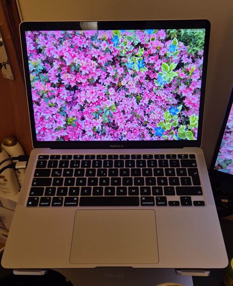 MacBook Air M1 (8GB / 256GB) – Excellent Condition