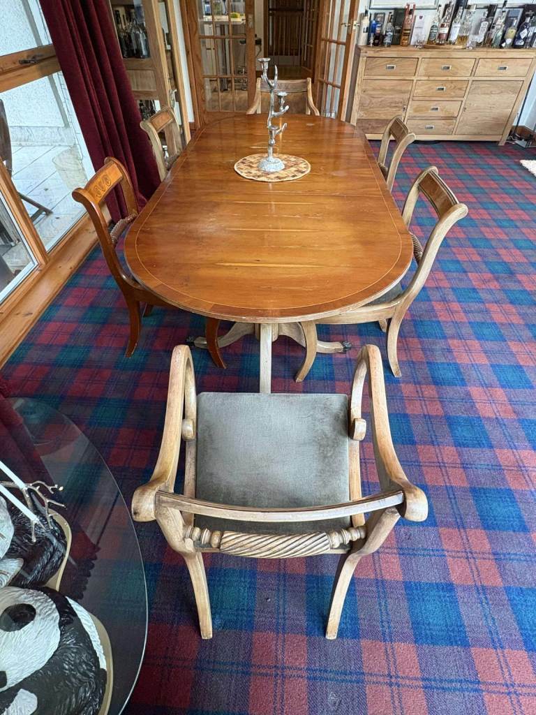 Mahogany Extendable Dining Table with 8 Chairs 