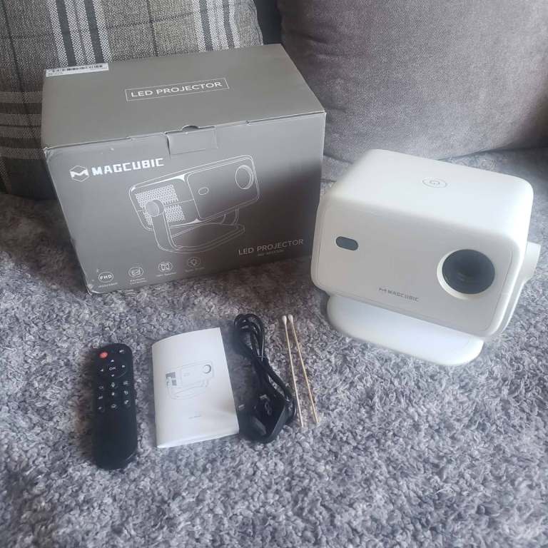 Magcubic 4K L018 Projector 650ANSI Native 1080P Auto Focus 360° Rotate Android like new condition 