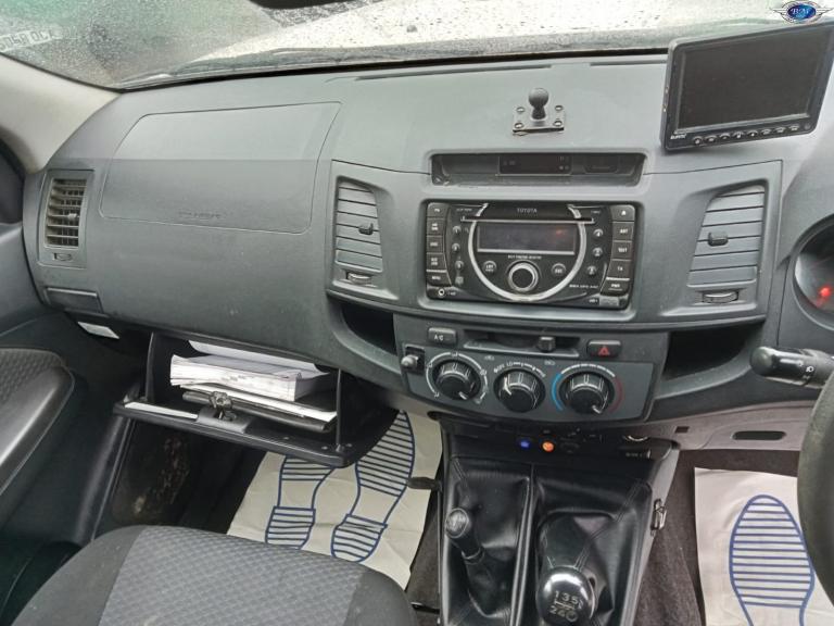 TOYOTA HILUX 2.5 D-4D Active White Manual Diesel 2016