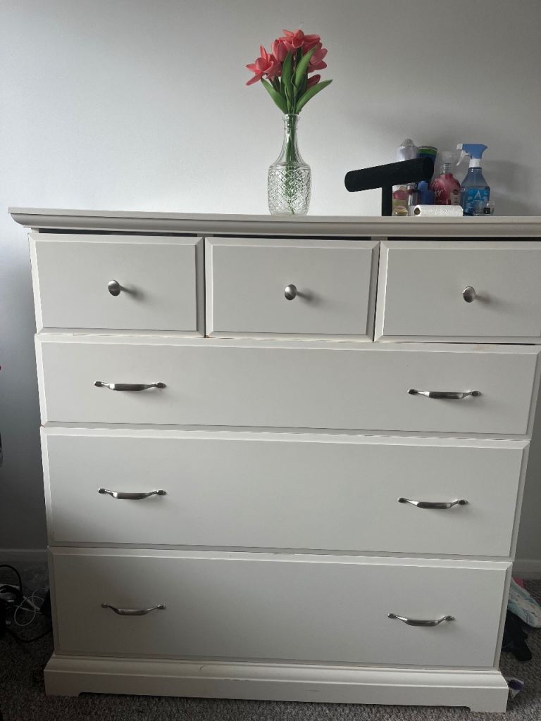 White chest of drawers 