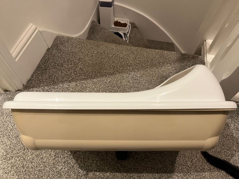 Almost new Cat litter tray