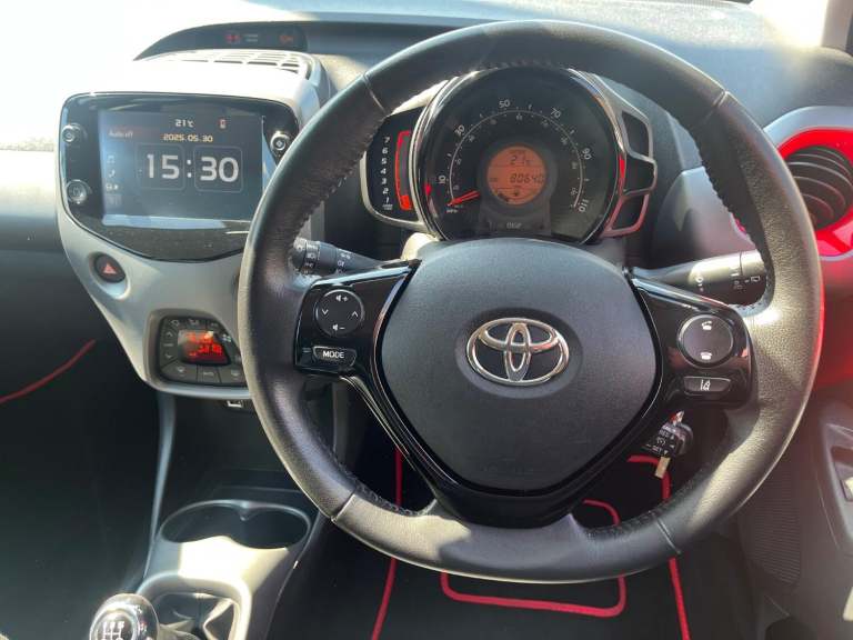 TOYOTA AYGO 1.0 VVT-i x-trend in Super Red 2021