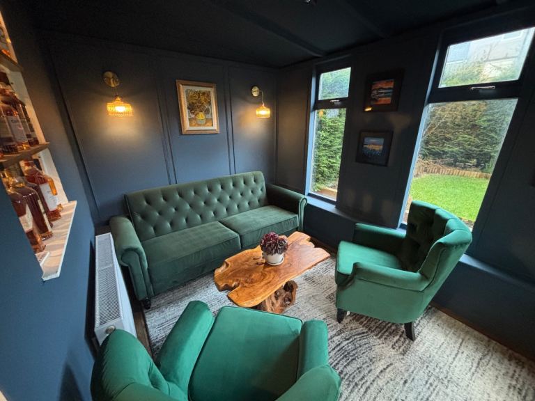 Green 3-Seater Velvety Sofa – Three Seat “Rainsburg”