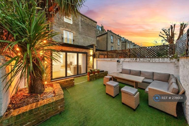 2 bedroom flat in Bramber Road, London, W14 (2 bed) (#2786131)