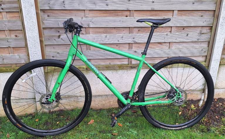 28in adults bike in good condition brakes and wheels but need service 