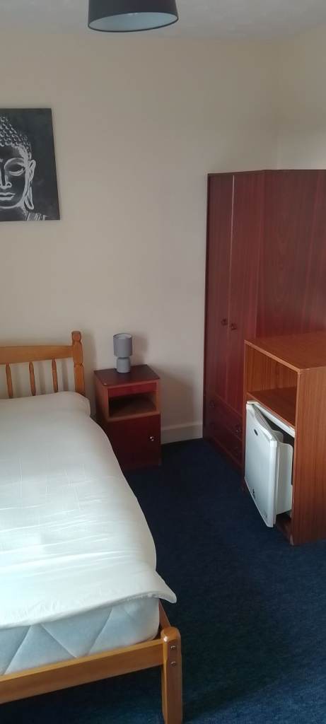 A Quiet HMO room Great Yarmouth Double rooms all en-suite, private en suite shower, shared kitchen 