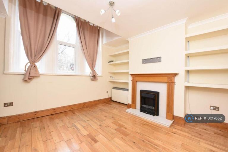 1 bedroom flat in Alexandra Road, Farnborough, GU14 (1 bed) (#3017652)