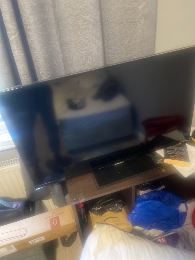 Black Flat Screen Samsung TV – Good Condition