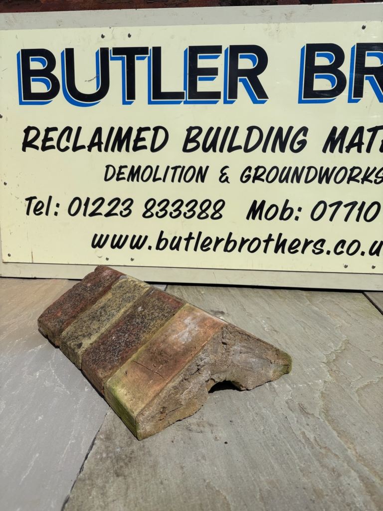 RECLAIMED Pointed triangular coping stone