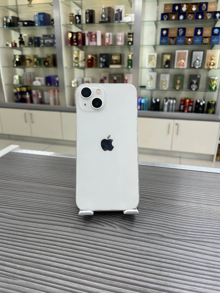 Apple iPhone 13 128GB Unlocked in Excellent Condition