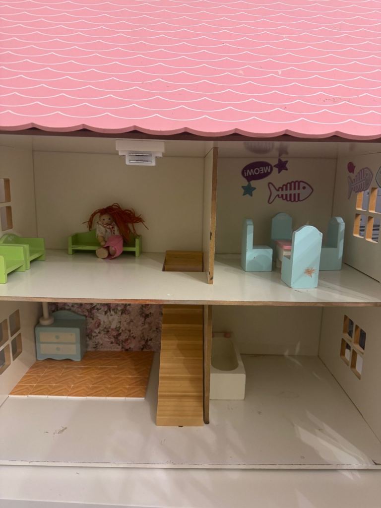 Dolls house with accessories 