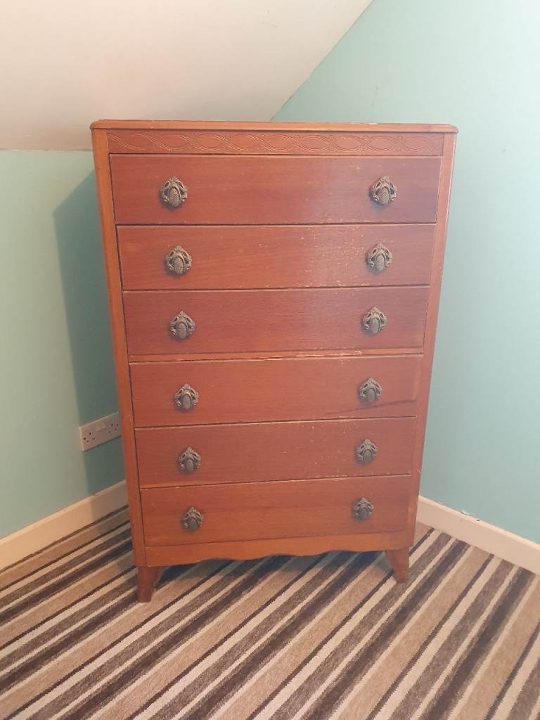 Tall chest of drawers. 6 drawers. Very solid
