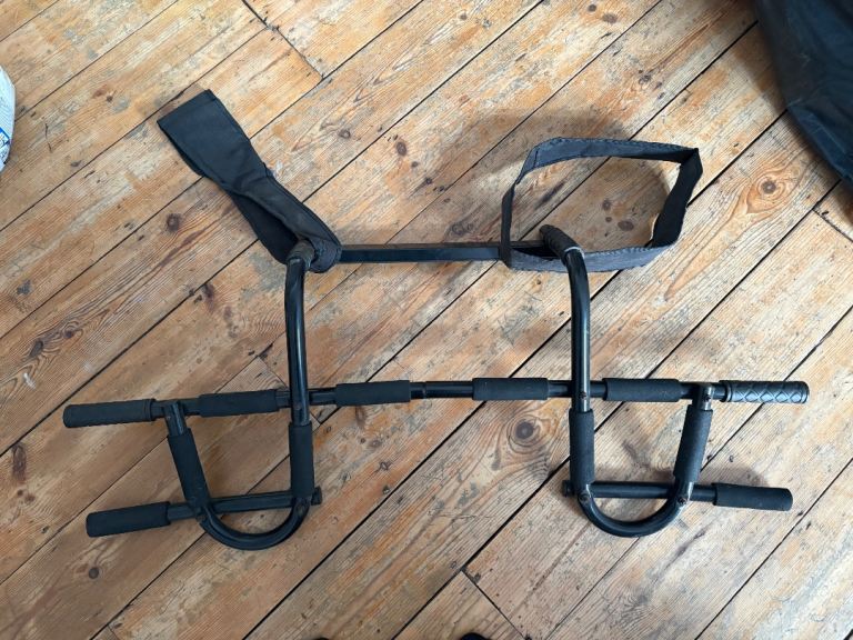 Doorway pull-up bar 