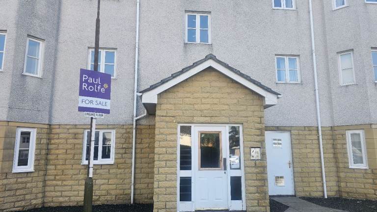 2 Bedroom, top floor flat, private parking - Linlithgow