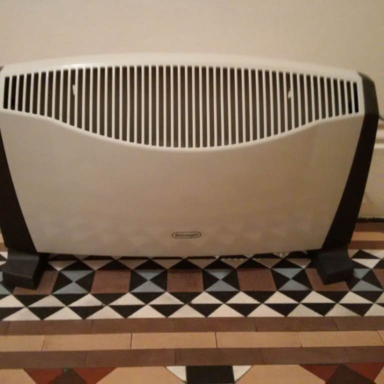 practically new powerful 3kW de Longhi convector electric heater with timer