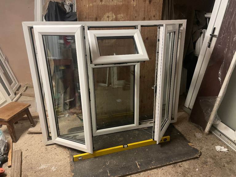 H 118 x W 152 cm - UPVC DOUBLE GLAZED WINDOW - CLEAR GLASS - GOOD CONDITION (REF: LJ188)