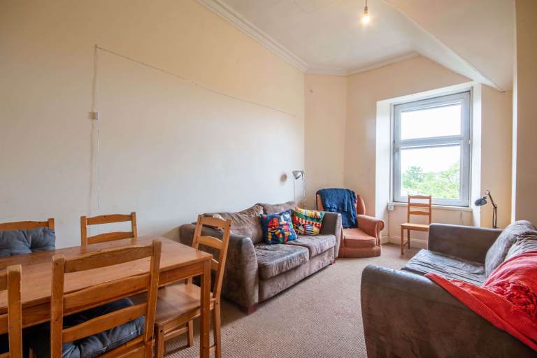 Excellent, 5 bedroom, HMO flat at the heart of Bruntsfield – available June