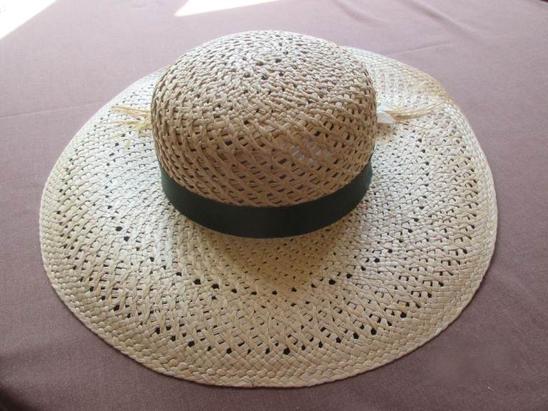 Ladies 100% straw hat with green braid and embellishment