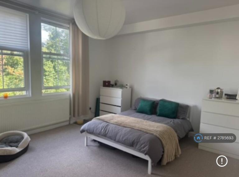 1 bedroom flat in Chatham, Chatham, ME4 (1 bed) (#2785693)