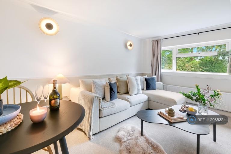 1 bedroom flat in Horseshoe Lane, Watford, WD25 (1 bed) (#2985324)