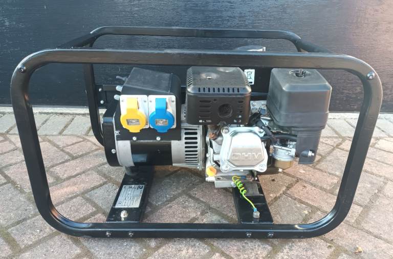PETROL SITE GENERATOR - 2.8 KVA - DUAL VOLTAGE - CLEAN AND IN GOOD WORKING ORDER