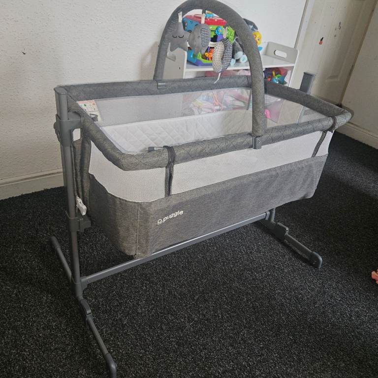 Puggle bedside crib 