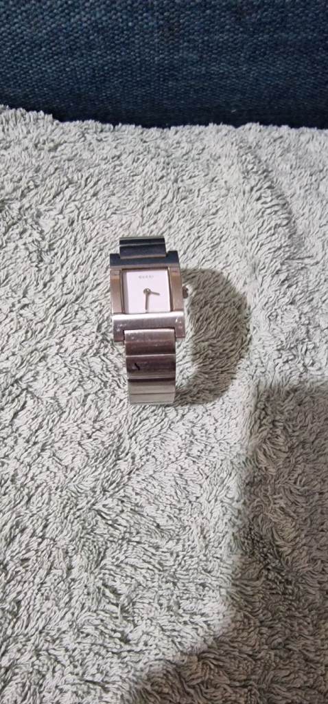 Authentic Ladies Gucci Bracelet Watch (1600 Series) - 0065468 - Metal