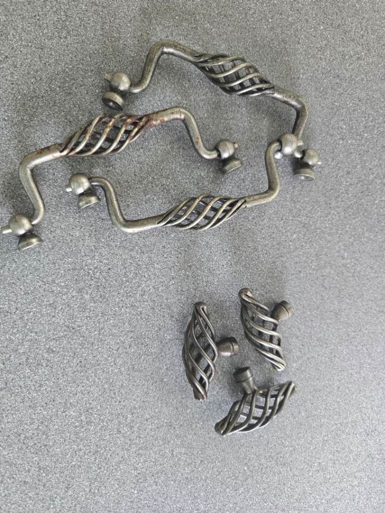 Pewter kitchen door knobs x 25 and drawer handles x 12