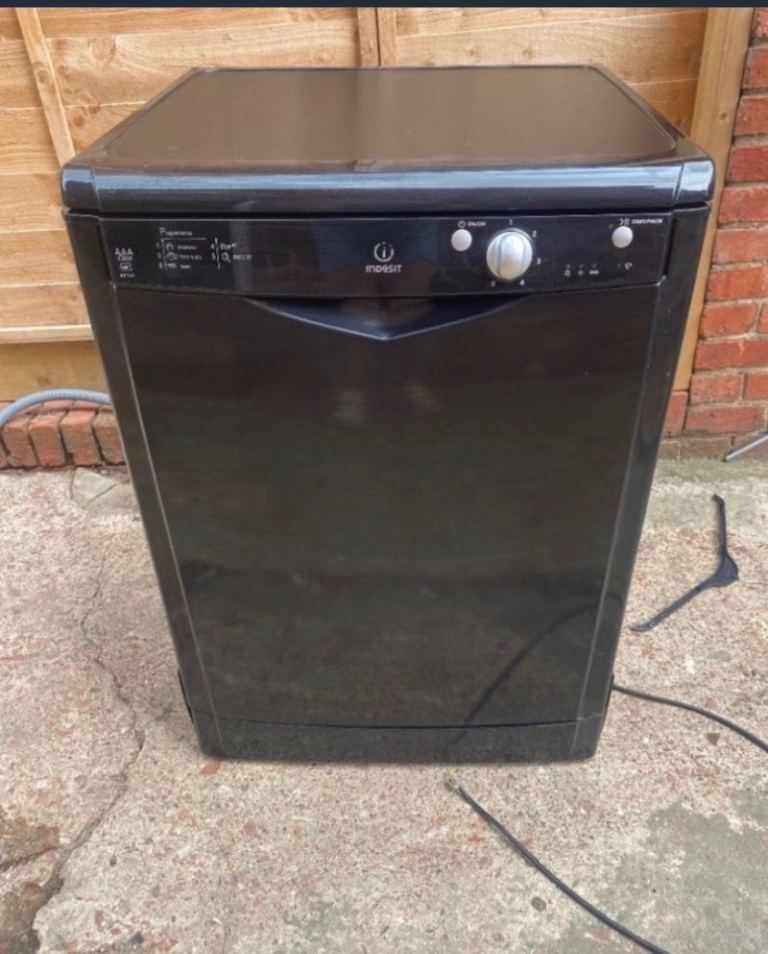 Indesit Dishwasher in Black – Good Condition