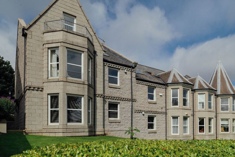 Morningfield Mews AB15 4ER - Self-contained 2 bed west-end apartment with private parking