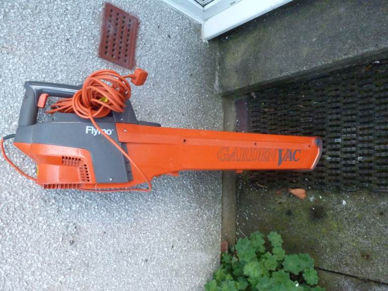 Flymo Garden Vac 2700 Garden Leaf Vacuum and Blower. Very good leaf blower