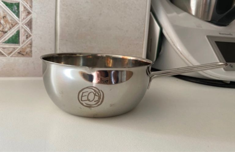 Wella EOS Stainless Steel Hair Colour Mixing Bowl with Handle – Salon Quality