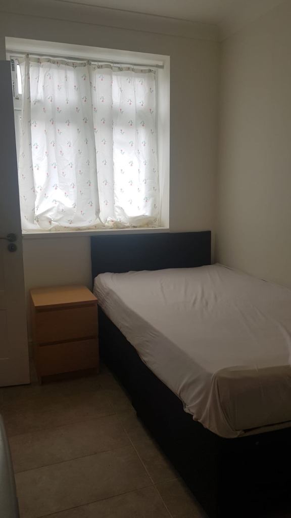Spacious & Furnished En-Suite Room in Edgware