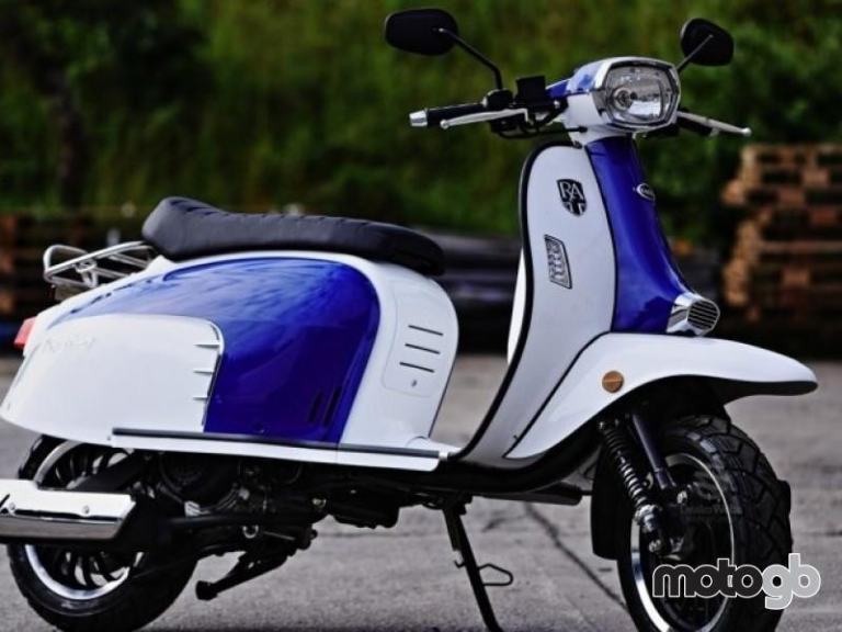 ROYAL ALLOY GT 125cc A Modern Classic Retro Automatic Moped Scooter