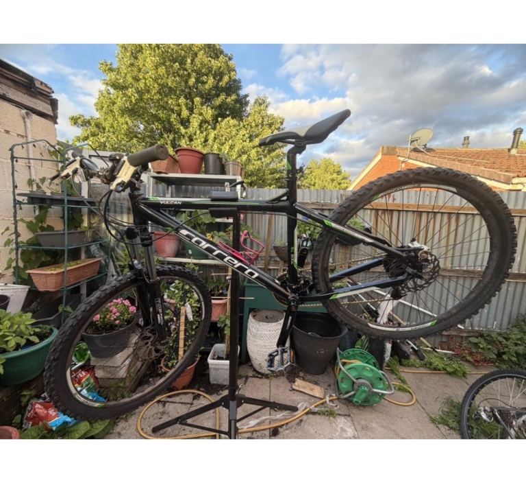 Carrera Vulcan Mountain Bike 18” skeletal hydraulic breaks.